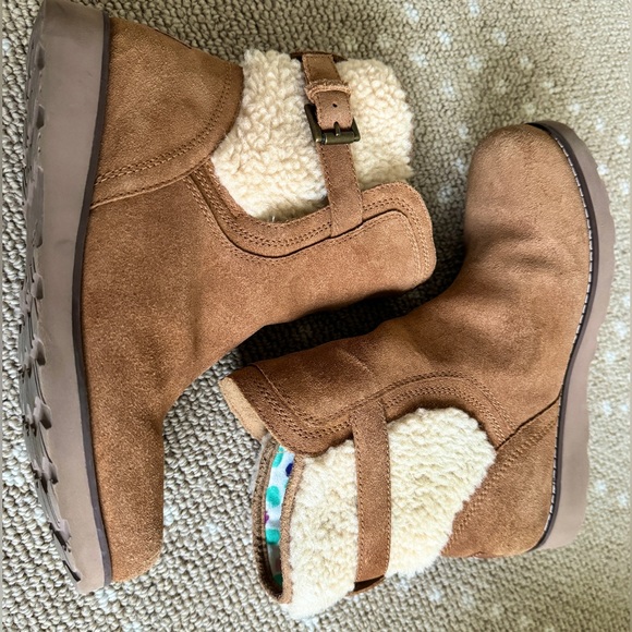 UGG Buckle Boot - Picture 7 of 9